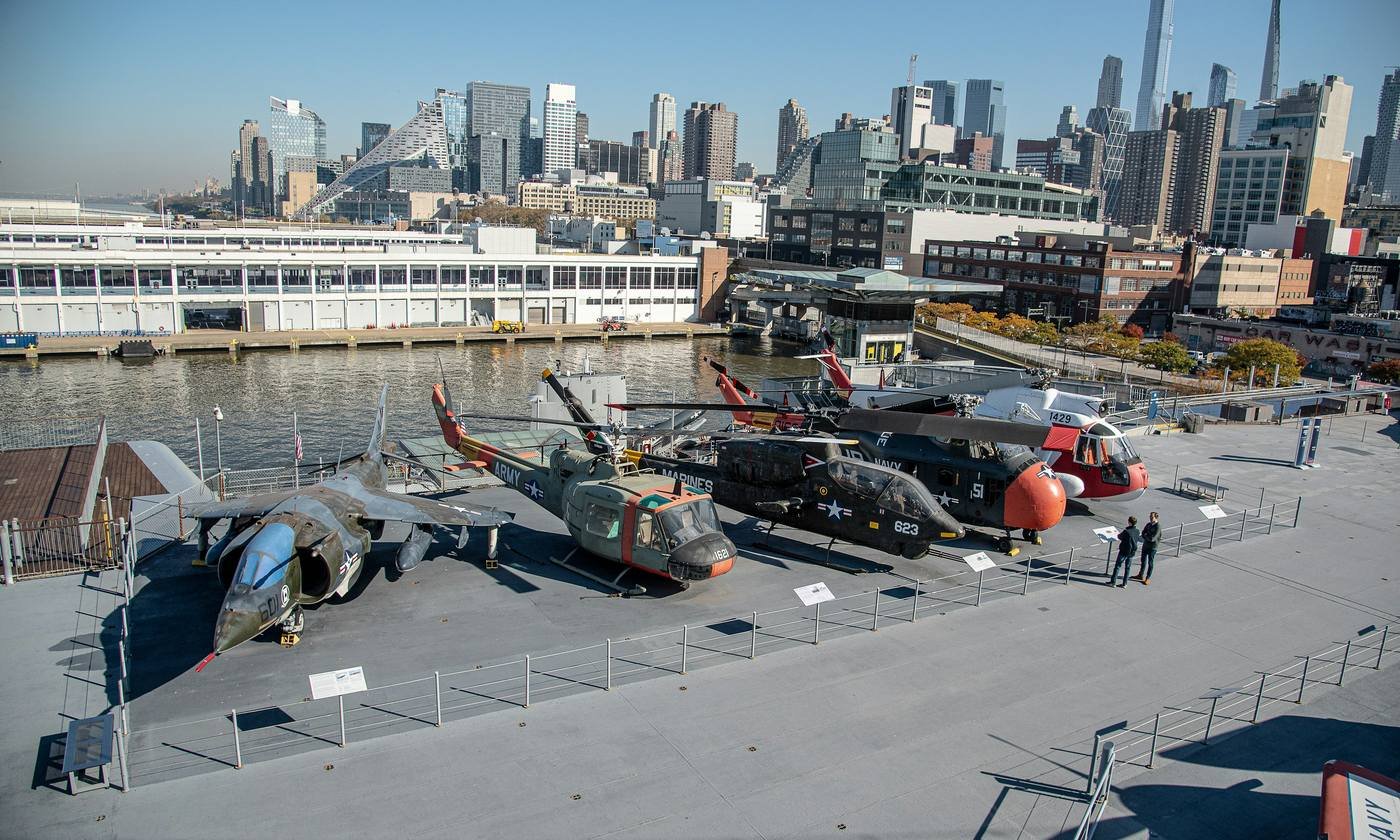 Der Flugzeugträger Intrepid am Hudson River