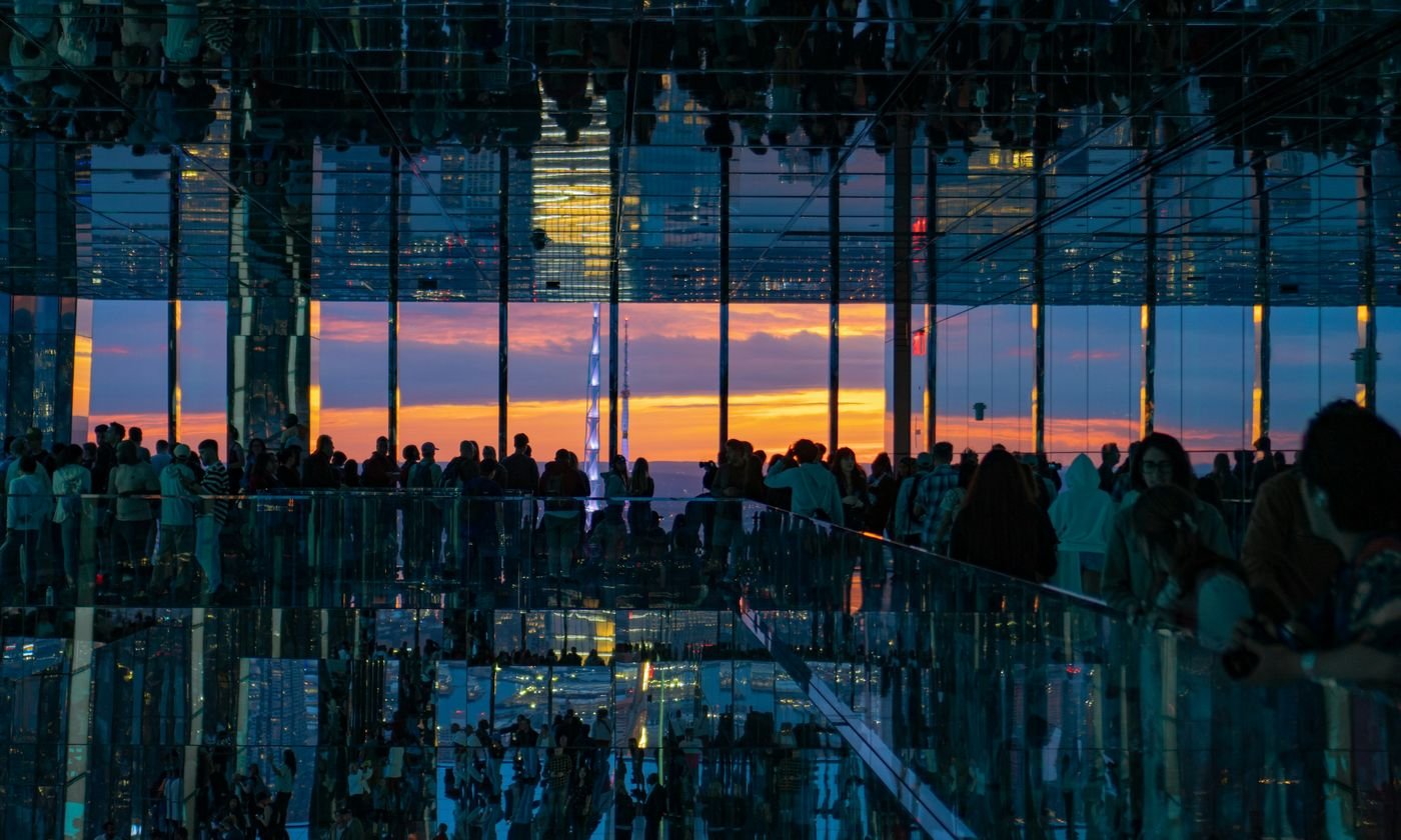 Spiegelraum von SUMMIT One Vanderbilt mit Blick auf Manhattan